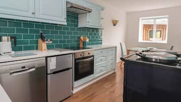 Mesin pencuci piring dan peralatan masak/sendok-piring