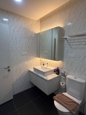 Dusche, Haartrockner, Bidet, Handtücher