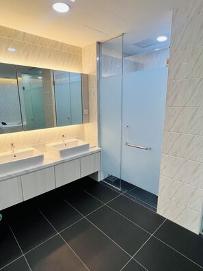 Dusche, Haartrockner, Bidet, Handtücher