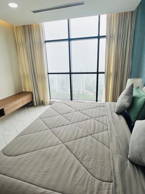 4 bedrooms, iron/ironing board, WiFi, bed sheets