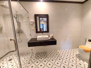 Rainfall showerhead, designer toiletries, hair dryer, slippers - Meunna Boutique Hotel (Luang Prabang)