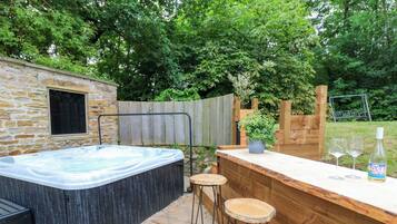 Cottage | Outdoor spa tub