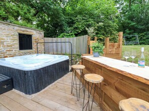 Cottage | Outdoor spa tub