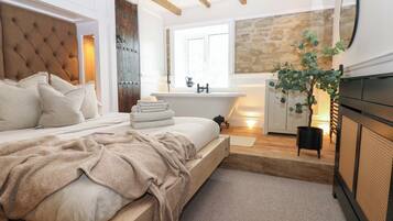 4 bedrooms, individually decorated, individually furnished, free WiFi