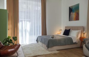 3 makuuhuonetta, työpöytä, silitysrauta/-lauta, ilmainen Wi-Fi