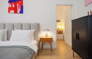 Bureau, fer et planche à repasser, Wi-Fi gratuit, draps fournis