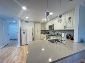 Réfrigérateur, four à micro-ondes, un four, surface de cuisson