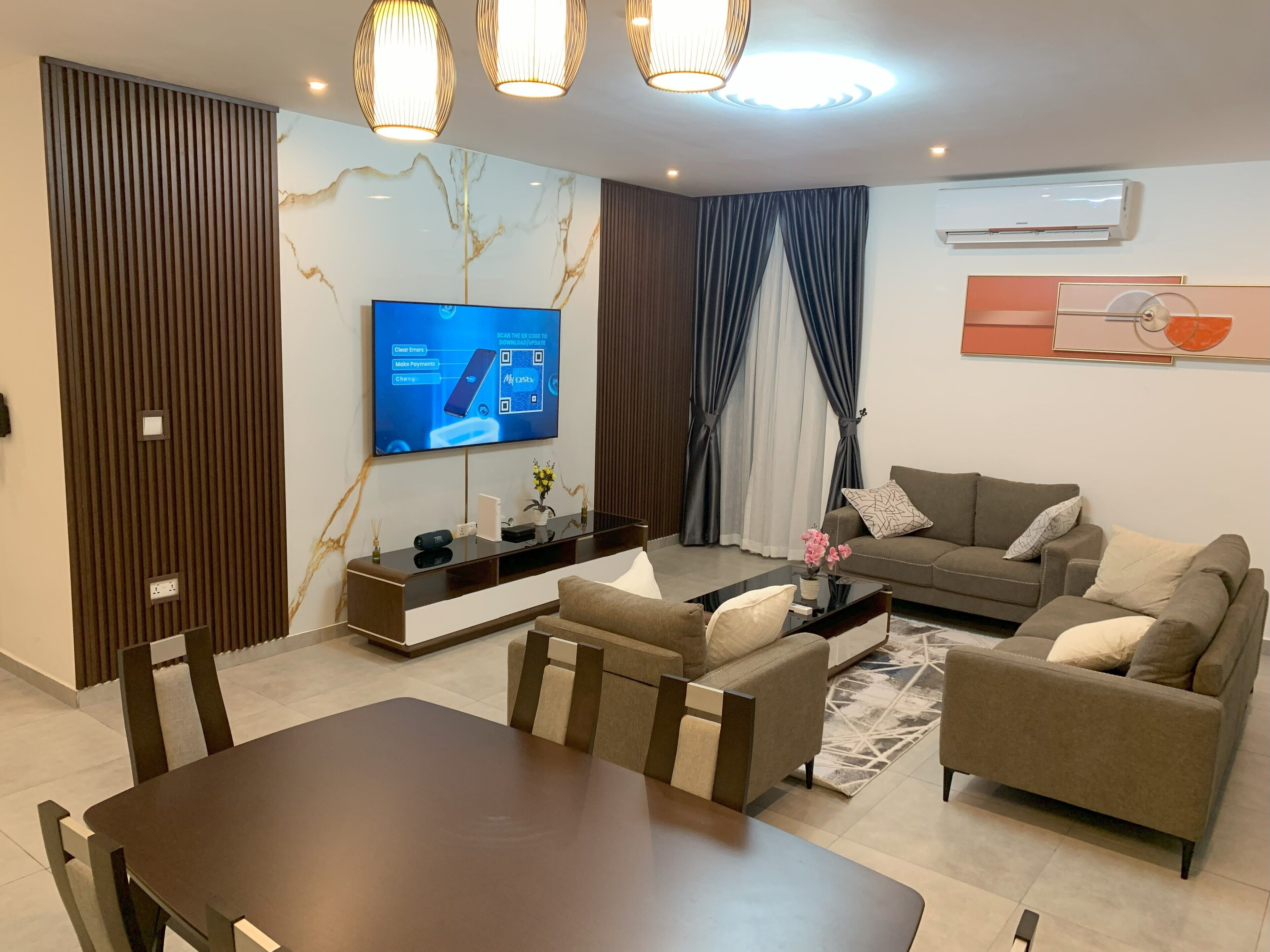 Familieleilighet | Oppholdsområde | En 65-tommers smart-TV med Parabol-TV