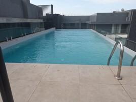 Una piscina al aire libre