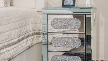 3 bedrooms, desk, iron/ironing board, WiFi