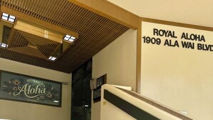 Un escalier sur lequel est apposée une plaque indiquant : « ROYAL ALOHA 1909 ALA WAI BLVD. »