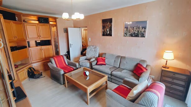 A compact living space with a sofa, armchairs, a coffee table, and a kitchenette. - Charming Vintage Vienna Getaway  67m² with A/C (Wien)