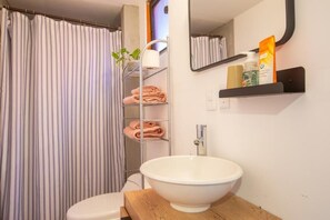 Douche, serviettes fournies, savon, shampooing