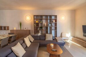 Unclassified image, 4 of 61, button