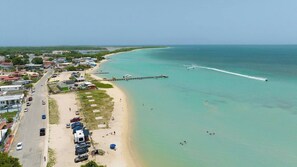 بالقرب من الشاطئ، كراسي للتشمس، مناشف للشاطئ