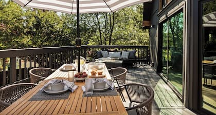 Dog-Friendly Retreat w/ Pickleball,Sauna + Hot Tub