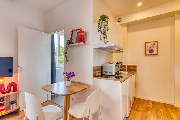 Kühlschrank, Mikrowelle, Herdplatte, Wasserkocher mit Kaffee-/Teezubehör