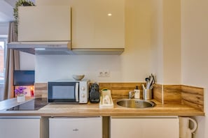 Fridge, microwave, stovetop, coffee/tea maker - La Suite DolceVita - Lyon 5 - lumineux et rénové (Lyon)