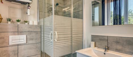 Douche, articles de toilette gratuits, sĂšche-cheveux