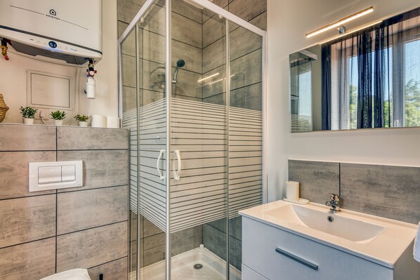 Shower, free toiletries, hair dryer, towels