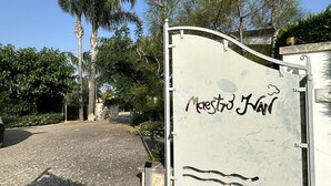 Ein verschlossenes Tor mit einem Schild, auf dem 'Mest3 Javi' steht.