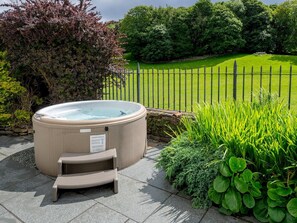 Outdoor spa tub - Pass the Keys | Stunning 4 Bed Barn Conversion | Hot Tub (Finsthwaite)