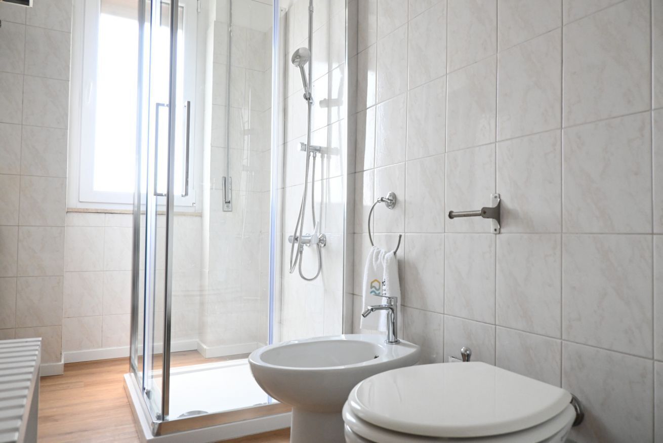 Shower, bidet, towels