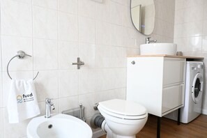 Shower, bidet, towels - P073 – Porto Recanati, Panoramic Three-Room Apartment with Sea View (Porto Recanati)