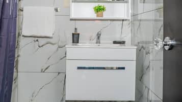 Ducha, secador de pelo, toallas y jabón