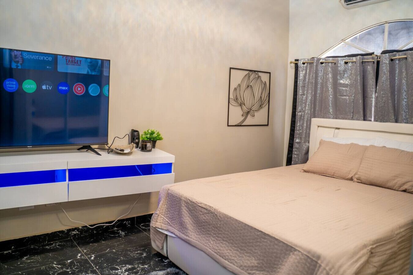 Bureau, fer et planche à repasser, Wi-Fi gratuit, draps fournis