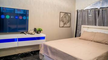 Skrivebord, strykejern/-brett, wi-fi (inkludert) og sengetøy