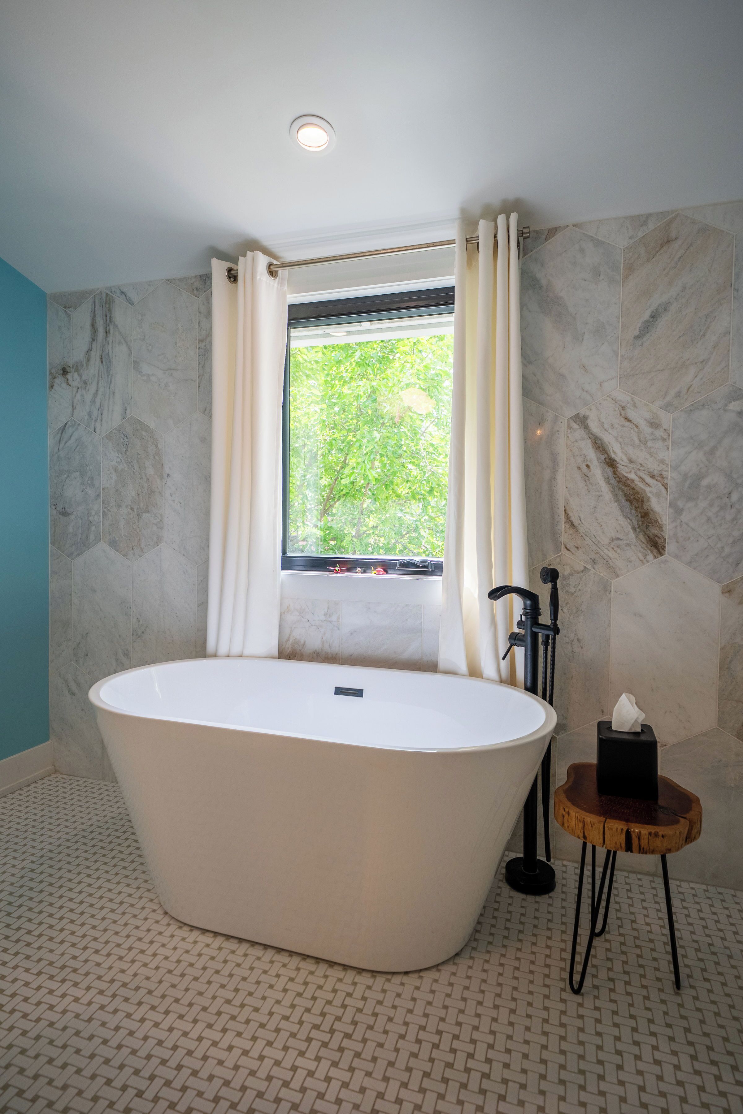 Douche, sèche-cheveux, serviettes fournies, savon