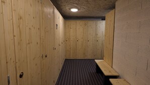 Eine Holzkabine mit Bänken und Schließfächern.