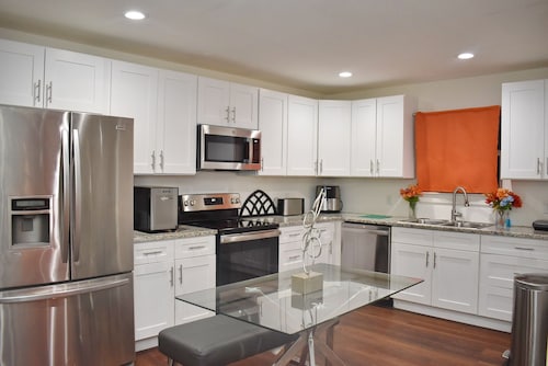 New, Private, 3-bedroom, by Downtown Dallas, Hot Tub Relaxation.