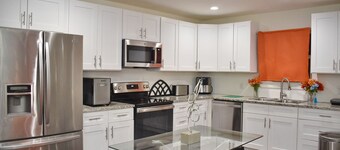 New, Private, 3-bedroom, by Downtown Dallas, Hot Tub Relaxation.