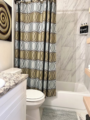 Secador de pelo, toallas, jabón y champú