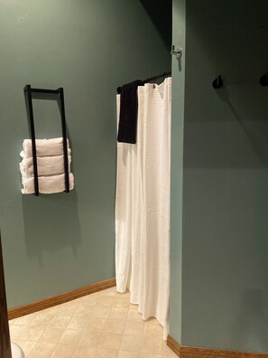 Sèche-cheveux, serviettes fournies, savon, papier toilette
