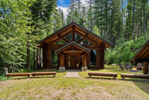 New listing! Cozy cabin 15 minutes from Glacier