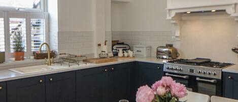 เครื่องครัว/จาน/ช้อนส้อม