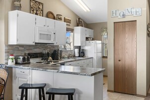 Condo, várias camas, sacada, vista para a montanha (Lake Livin') | Cozinha privada | Geladeira, micro-ondas, fogão, cooktop