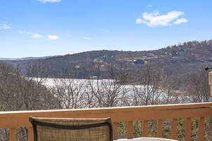 Condo, várias camas, sacada, vista para a montanha (Lake Livin') | Vista do quarto