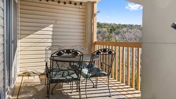 Kondominium, Beberapa Tempat Tidur, balkon, pemandangan gunung (Lake Livin') | Tempat makan outdoor