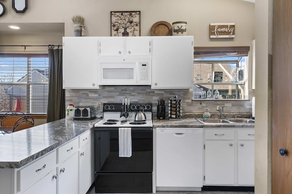 Condo, Multiple Beds, Balcony, Mountain View (Lake Livin') | Private kitchen