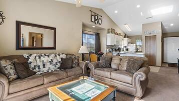 Appartement, meerdere bedden, balkon, uitzicht op bergen (Lake Livin') | Woonruimte | Een 42-inch flatscreentelevisie met digitale zenders