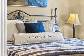 Huoneisto, useita sänkyjä, parveke, vuoristonäköala (Lake Livin') | 2 makuuhuonetta, yksilöllisesti sisustettu, yksilöllisesti kalustettu