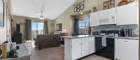 Condo, varias camas, balcón, vista a la montaña (Lake Livin') | Cocina privada | Refrigerador, microondas, horno y parrilla de estufa