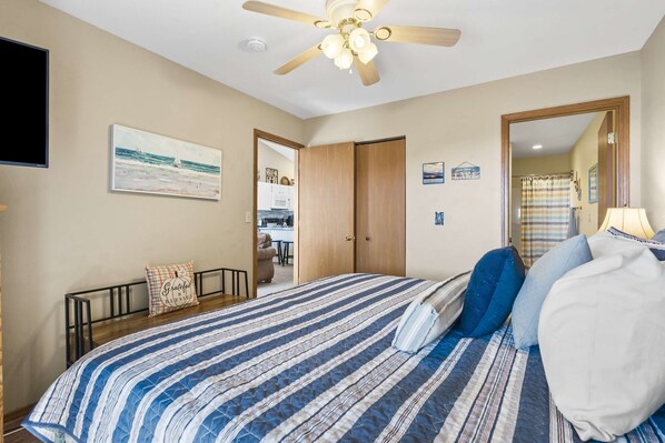 Condo, varias camas, balcón, vista a la montaña (Lake Livin') | 2 habitaciones, decoración personalizada y muebles diferentes
