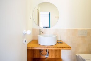 Ducha, secador de pelo y toallas