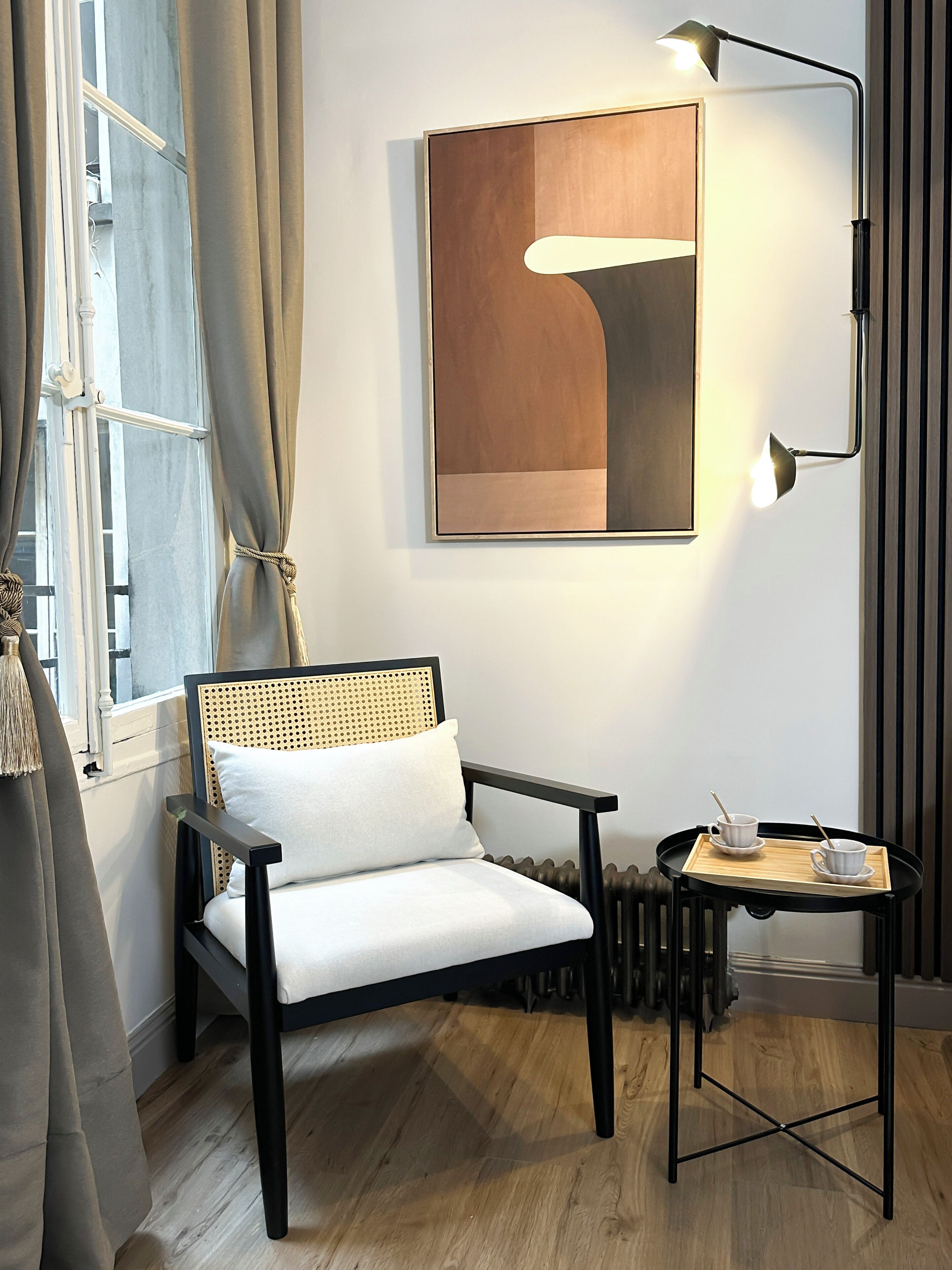 Superior-Apartment | Wohnbereich | 80-cm-Smart-TV mit Digitalempfang