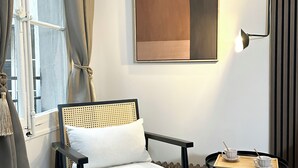 Leilighet – superior | Oppholdsområde | En 80-centimeters smart-TV med digitale kanaler